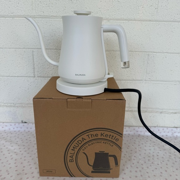 BALMUDA .6 L ELECTRIC KETTLE WHITE